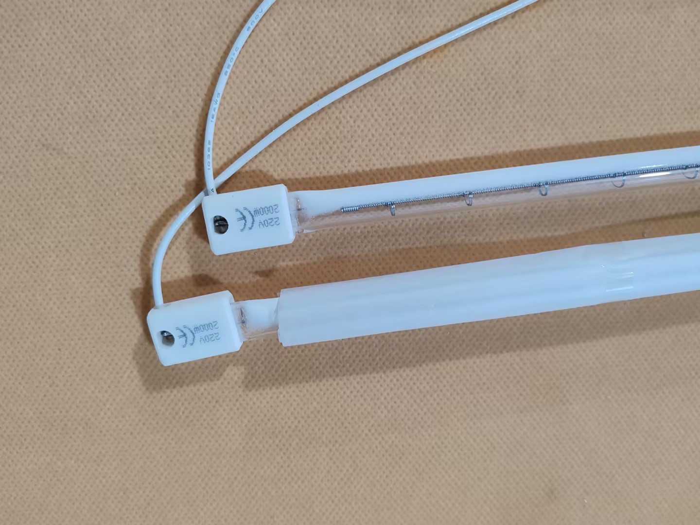 Mesin pembuat botol automatik yang menggunakan lampu halogen inframerah untuk memanaskan bahan dengan cepat.