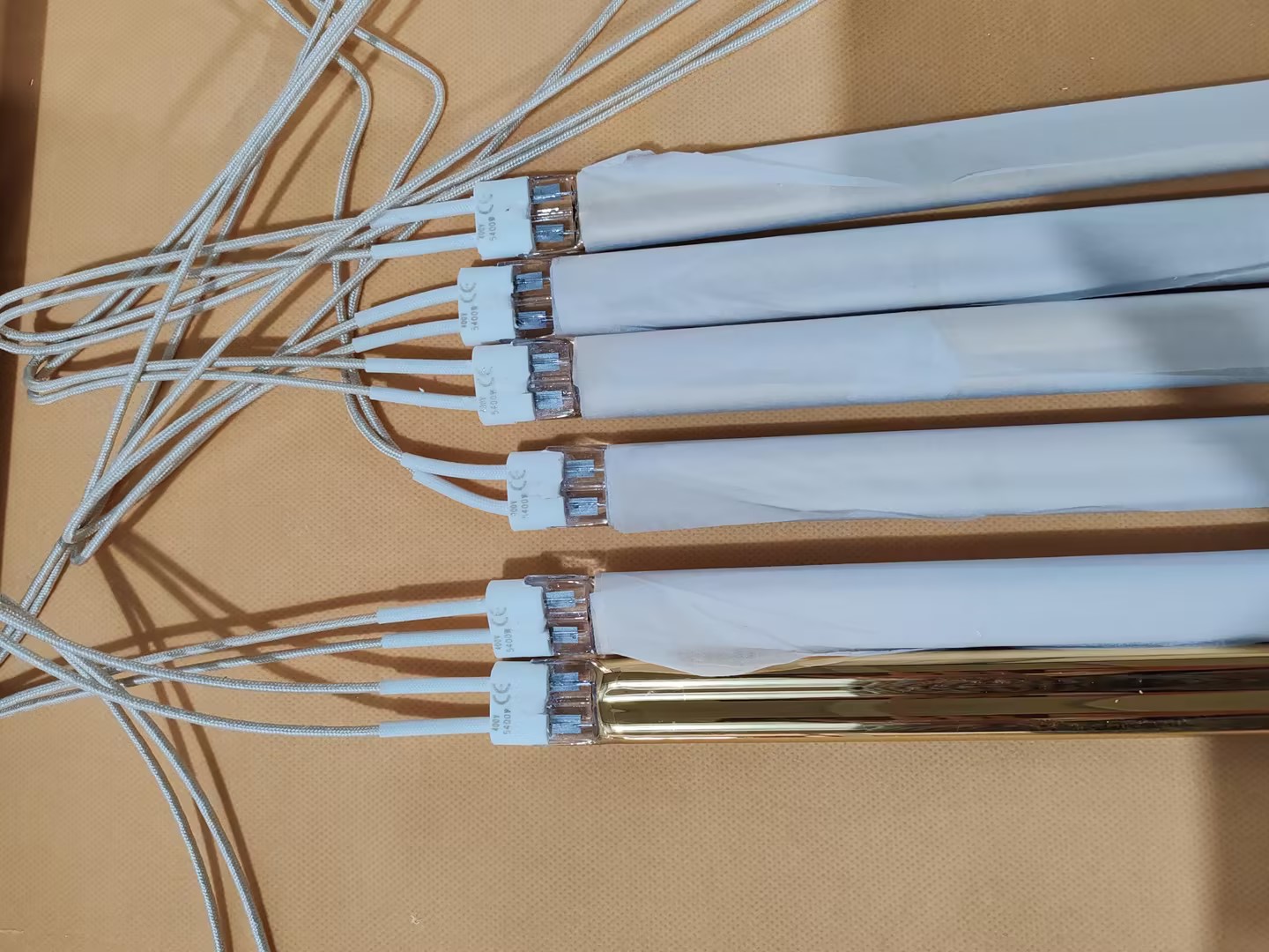 Lampu halogen tungsten berukuran 353mm dengan kuasa 1000W.