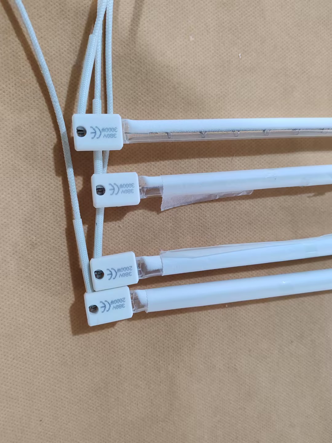 Lampu Halogen IR jenis Half White Reflector panjang 656mm voltan 230V kuasa 2000W.